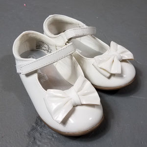 Smart Fit bows White Patent Leather Mary Jane Shoe